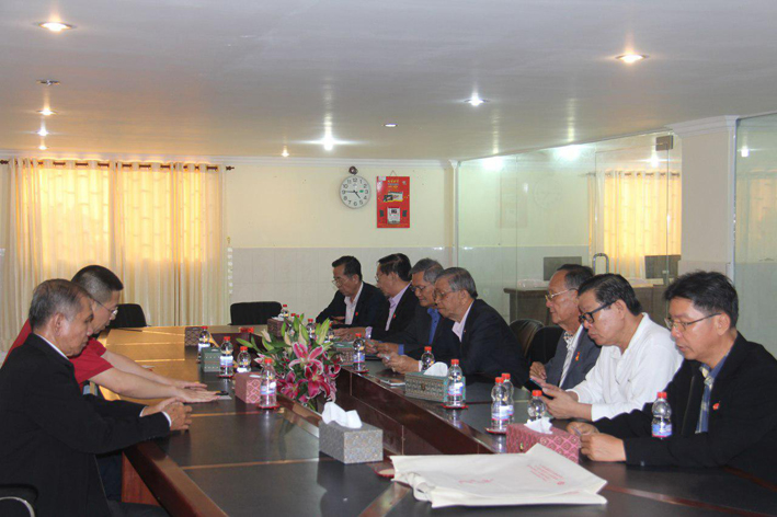 中国汕头大学访问团拜访柬埔寨潮州会馆-2.jpg